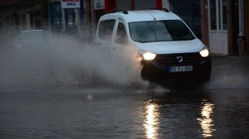 &Ccedil;orlu&rsquo;Da Yağmur Sonrası Yollar G&ouml;le D&ouml;nd&uuml;