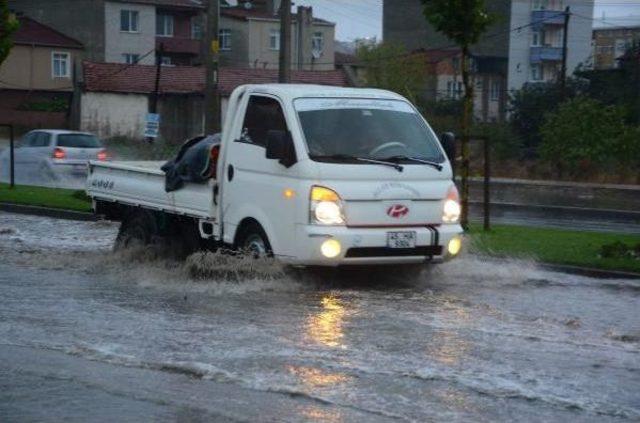 &Ccedil;orlu&rsquo;Da Yağmur Sonrası Yollar G&ouml;le D&ouml;nd&uuml; 2