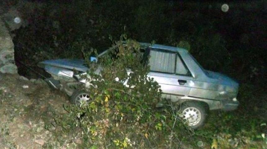 Otomobil Menfeze U&ccedil;tu: 4 Yaralı