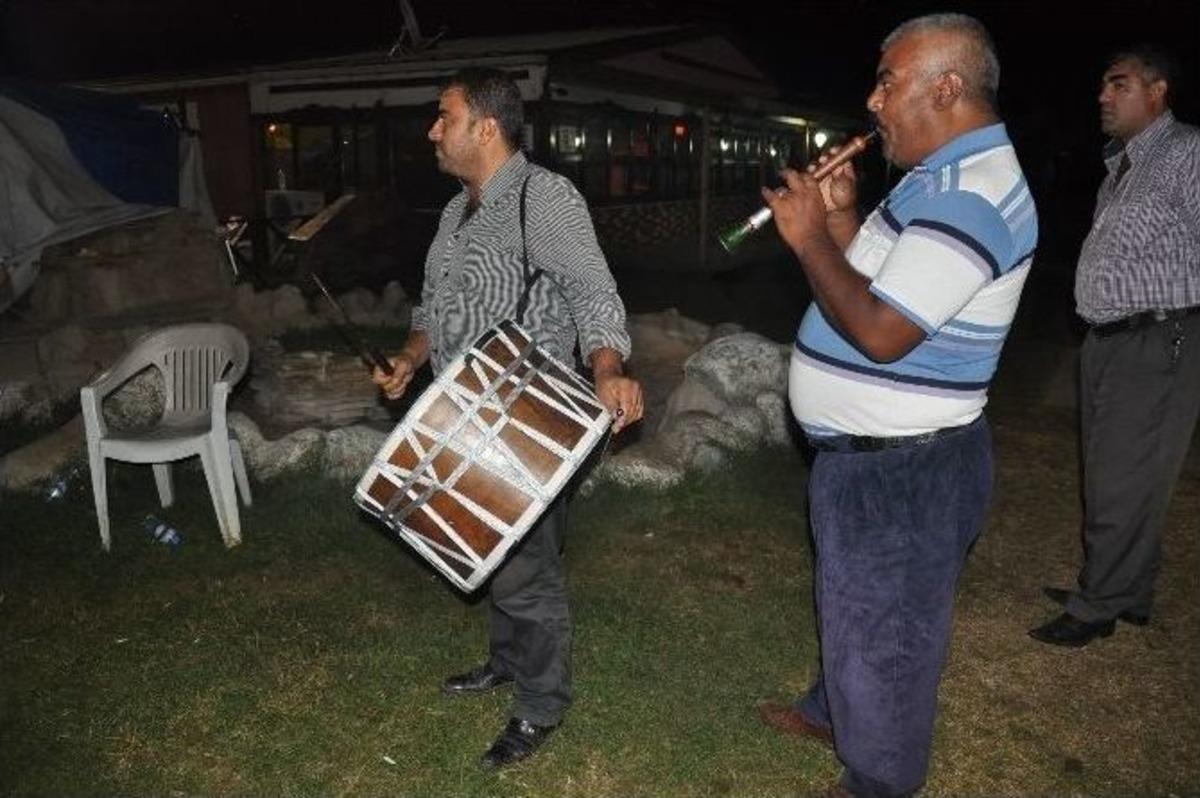 Kurbanlık Hayvanların Tamamı Satılınca Halay &Ccedil;ektiler