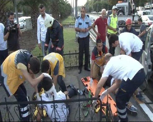 K&ouml;peğe &Ccedil;arpmamak I&ccedil;in Direksiyon Kırınca Takla Attı: 2 Yaralı 3