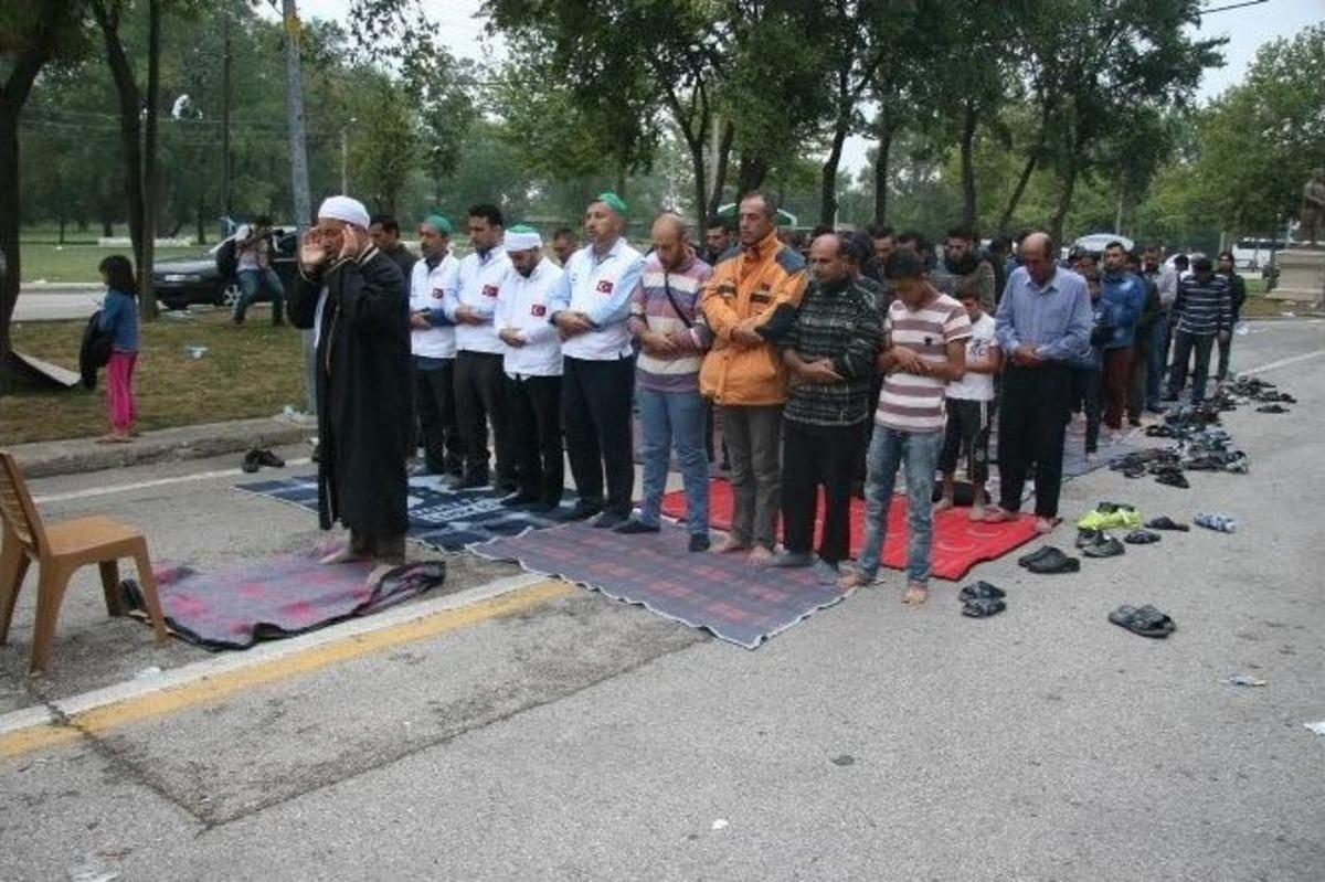 Kırkpınar Er Meydanı&rsquo;nda Suriyeliler Bayram Namazı Kıldı