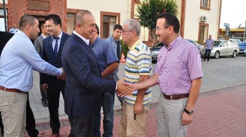 &Ccedil;avuşoğlu Antalya&rsquo;da Halkla Bayramlaştı