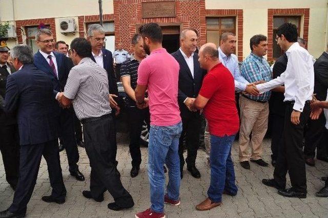 Çavuşoğlu Antalya’da Halkla Bayramlaştı