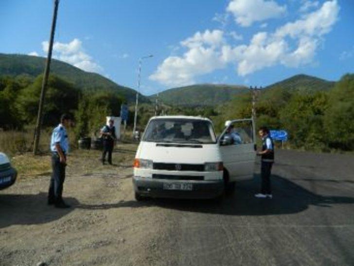 Posof’ta Yol Uygulaması Yapan Polisler Vatandaşların Bayramını Kutladı