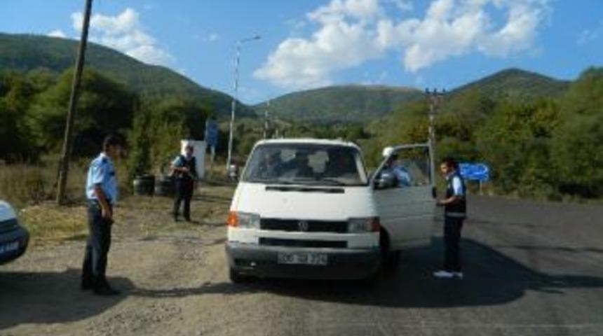 Posof&rsquo;ta Yol Uygulaması Yapan Polisler Vatandaşların Bayramını Kutladı