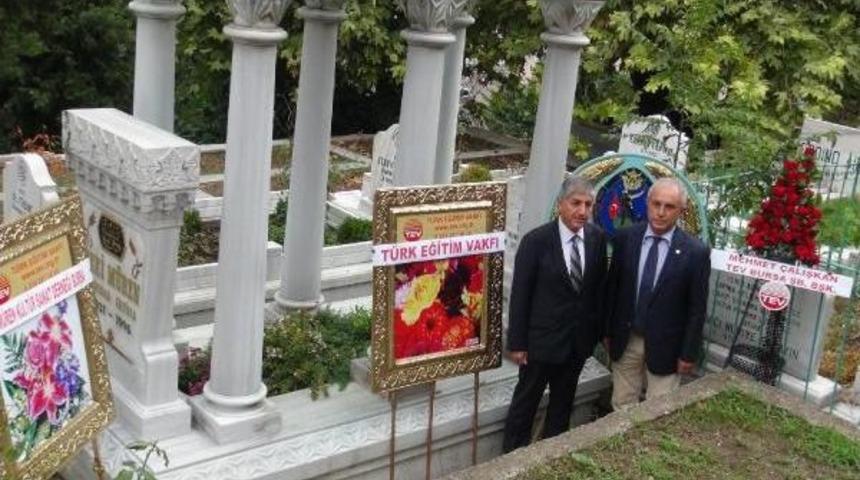 Zeki M&uuml;ren&rsquo;I, &Ouml;l&uuml;m&uuml;n&uuml;n 19&rsquo;Uncu Yılında Kabri Başında 3'&uuml; Mezarlık G&ouml;revlisi 10 Kişi Andı