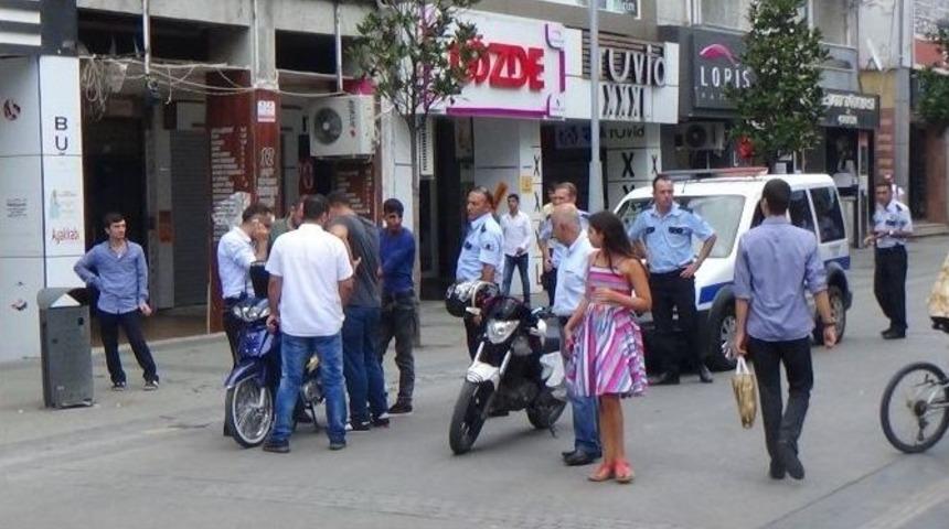 &Ccedil;ark Caddesinde Motosikletleriyle Gezen Gen&ccedil;lere Polis Engeli