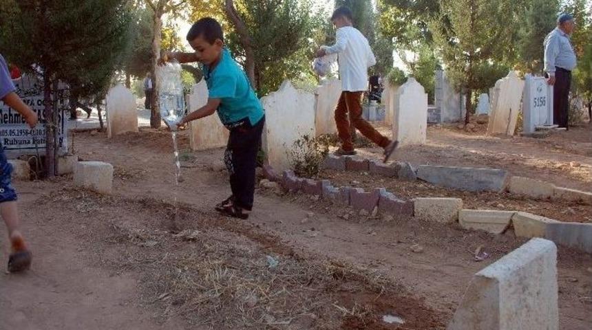 6 Yaşındaki &Ccedil;ocuk Mezarlık Sulayarak Para Kazanıyor