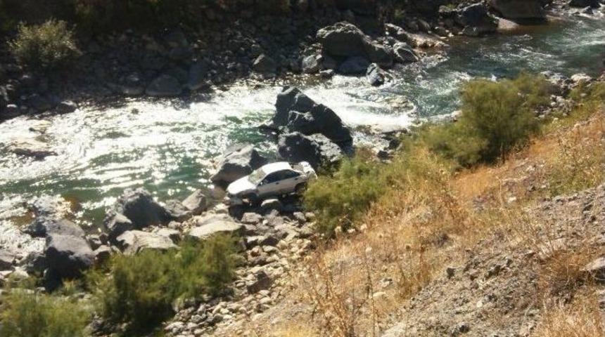 Otomobil &Ccedil;oruh Nehri&rsquo;ne U&ccedil;tu: 1 &Ouml;l&uuml;, 1 Yaralı