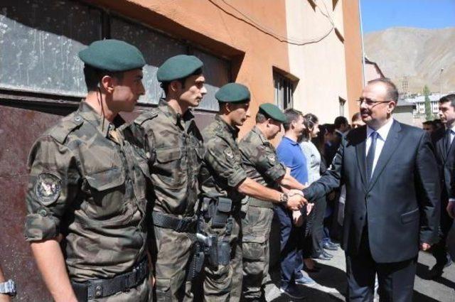 Hakkari Valisi Canbolat: Bayramı Huzur Ve Kardeşlik Havasında Kutluyoruz