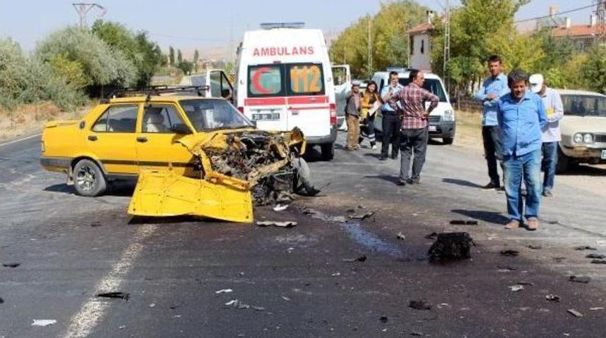 Kayseri'de Iki Otomobil &Ccedil;arpıştı: 3 Yaralı