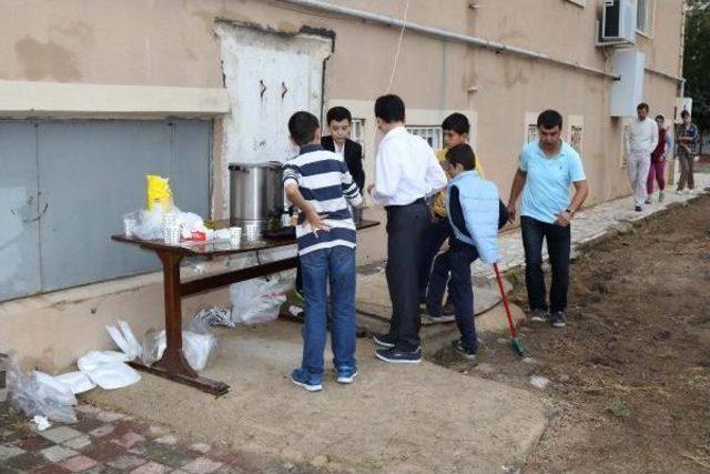 Büyükler Kurban Kesti, Küçükler Cep Telefonuna Çekti (2) 1