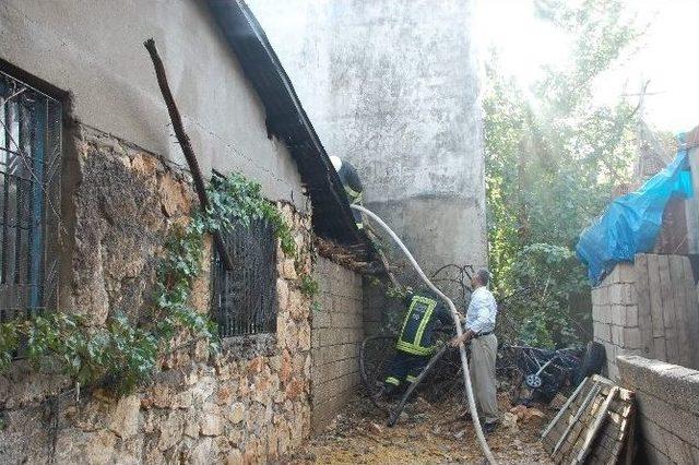 Bayramın 1. Gününde Yaşlı Kadının Evi Yandı