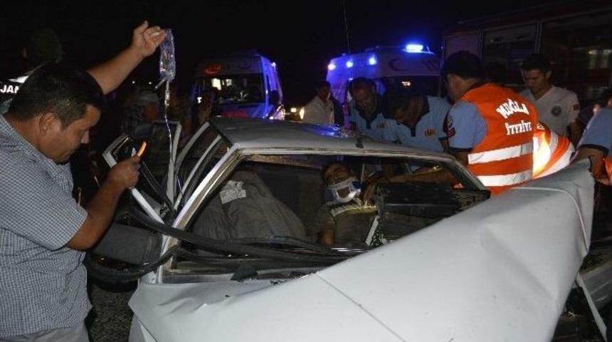 Otomobiller Kafa Kafaya &Ccedil;arpıştı: 3&rsquo;&uuml; Ağır, 6 Yaralı