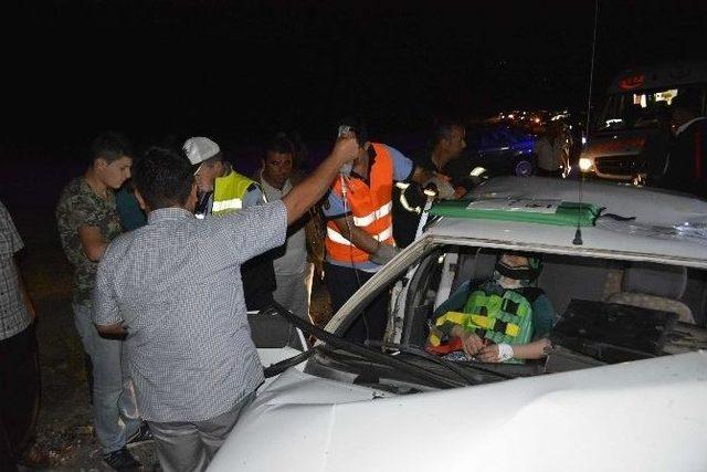 Otomobiller Kafa Kafaya &Ccedil;arpıştı: 3&rsquo;&uuml; Ağır, 6 Yaralı 3