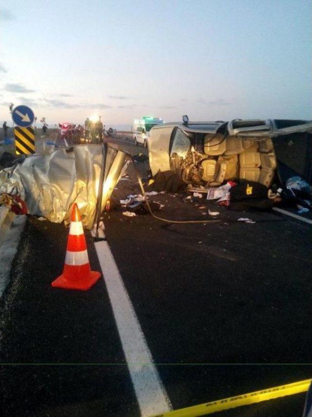 Otomobil Ile Hafif Ticari Ara&ccedil; &Ccedil;arpıştı: 13 &Ouml;l&uuml;, 1 Yaralı (2) 2
