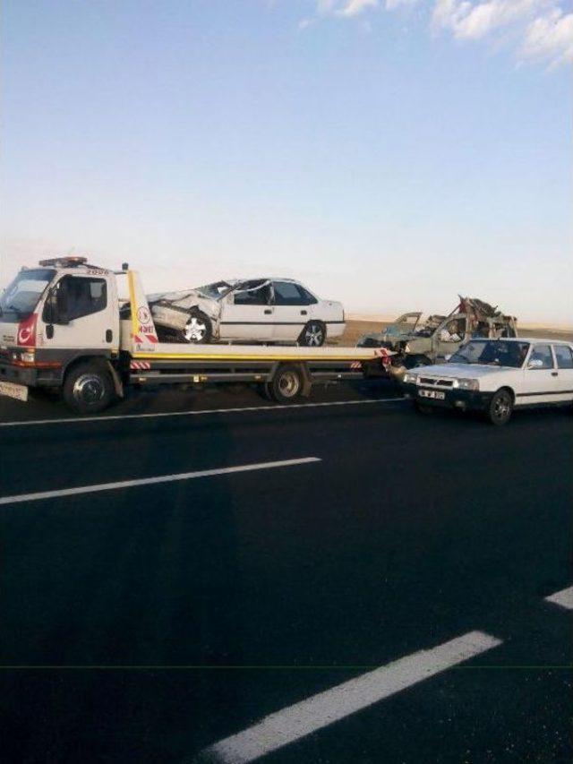 Otomobil Ile Hafif Ticari Ara&ccedil; &Ccedil;arpıştı: 13 &Ouml;l&uuml;, 1 Yaralı (2) 3