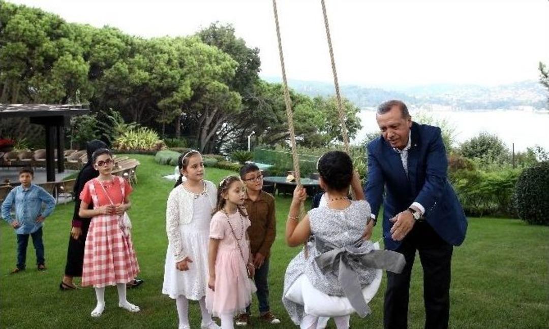 Cumhurbaşkanı Erdoğan, K&ouml;şkte Ağırladığı &Ccedil;ocuklarla Bayramlaştı