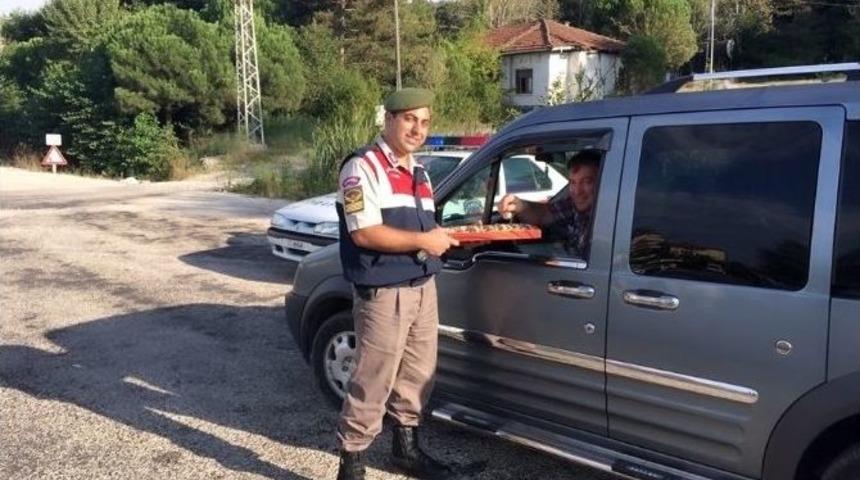 Jandarma Trafikten S&uuml;r&uuml;c&uuml;lere Bayram &Ccedil;ikolatası