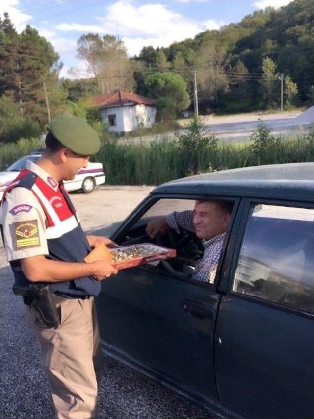 Jandarma Trafikten Sürücülere Bayram Çikolatası