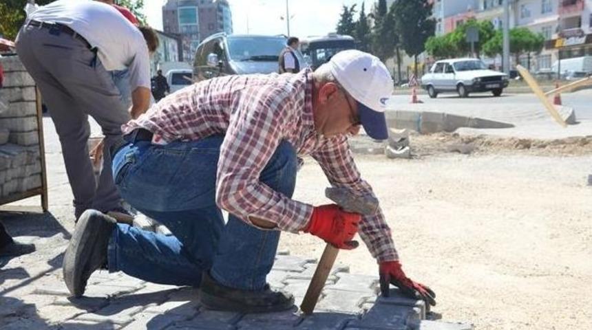 Kendi &Uuml;rettiği Parke Taşlarını Cadde Ve Sokaklara D&ouml;ş&uuml;yor