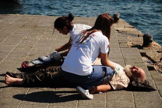 Tansiyonu Düşen Yaşlı Adamı Teknedekiler Kurtardı 1