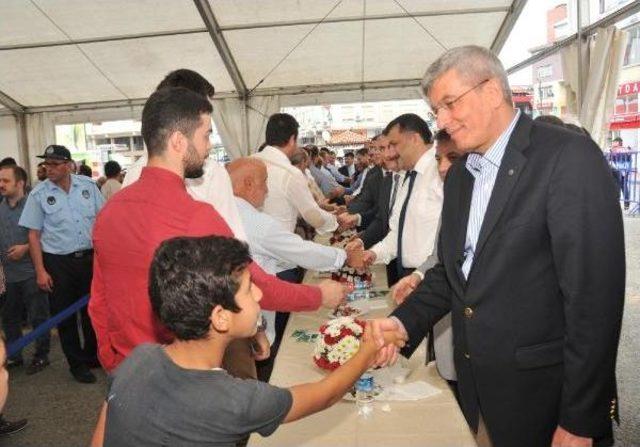 Adalet Bakanı Rize’De Halka Bayramlaştı