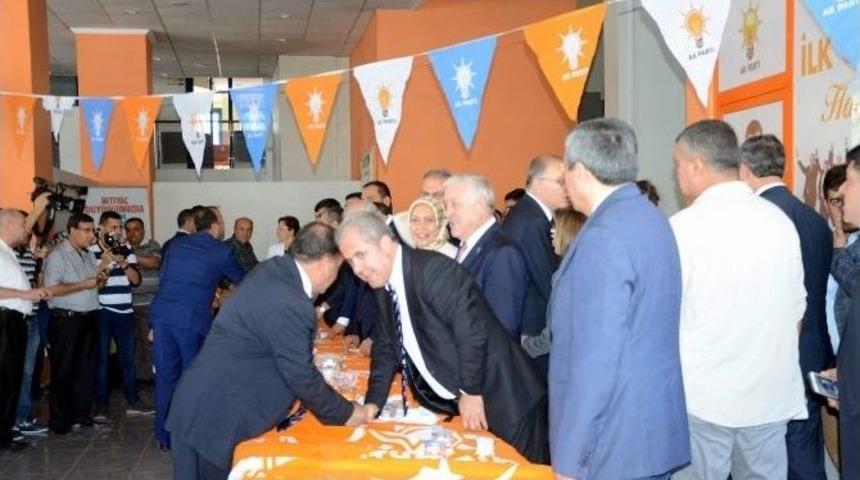 Ak Parti&rsquo;de Bayramlaşma T&ouml;reni