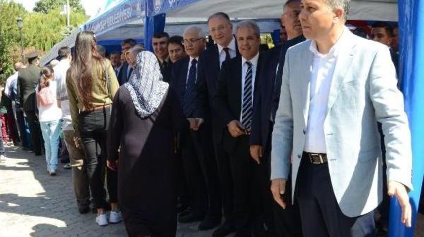Gaziantep&rsquo;Te Protokol &Uuml;yeleri Halkla Bayramlaştı