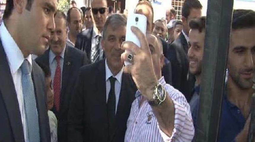 G&uuml;l'&uuml;n Cuma Namazı &Ccedil;ıkışı Bayramlaşma Yoğunluğu