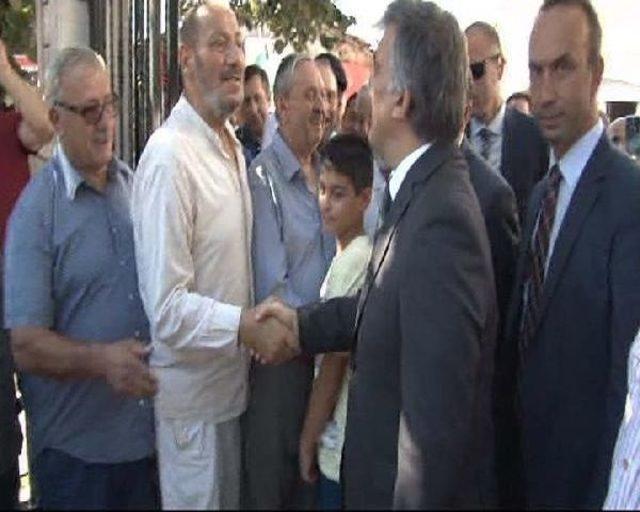 Gül'ün Cuma Namazı Çıkışı Bayramlaşma Yoğunluğu