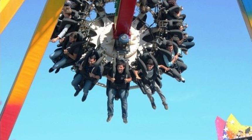 &Ccedil;ocuklar Bayramın Keyfini Lunaparkta &Ccedil;ıkarıyor