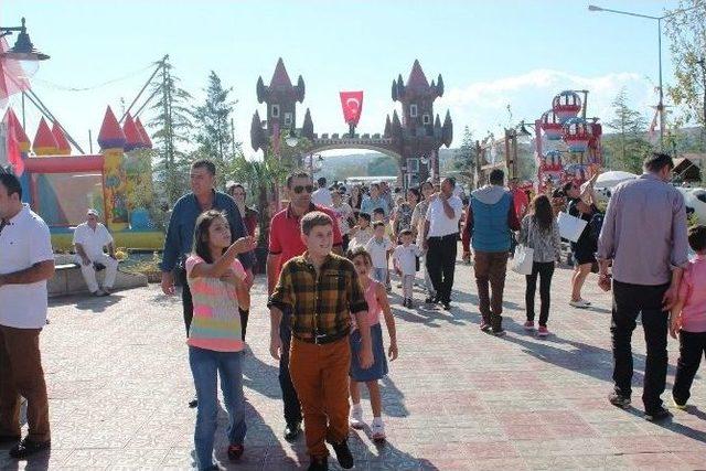 Çocuklar Bayramın Keyfini Lunaparkta Çıkarıyor