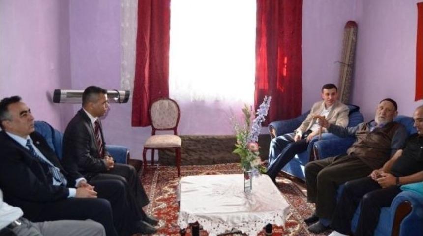 Kaymakam &Ouml;z Şehit Ailelerini Ziyaret Etti