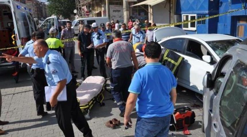 Otomobil &Ouml;nce Motosiklete, Ardından Hafif Ticari Araca &Ccedil;arptı: 1 &Ouml;l&uuml;, 5 Yaralı