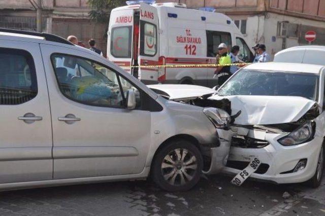 Otomobil Önce Motosiklete, Ardından Hafif Ticari Araca Çarptı: 1 Ölü, 5 Yaralı