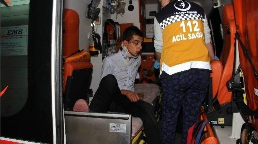 Motosiklet Otomobile &Ccedil;arptı: 2 Yaralı