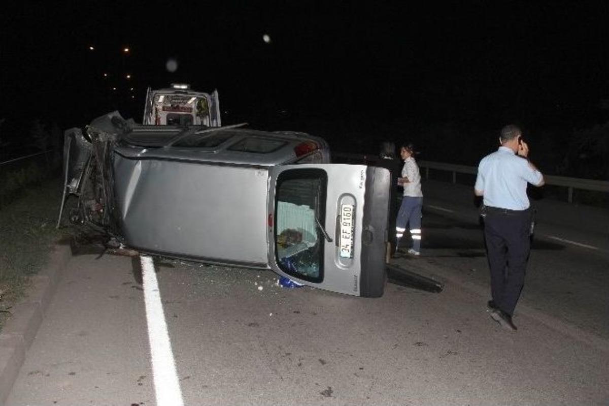 Kamyonet Direğe &Ccedil;arptı: 4 Yaralı