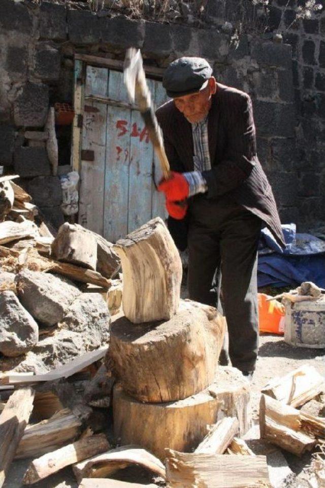 60 Yıldır Odun Kırıyor 1