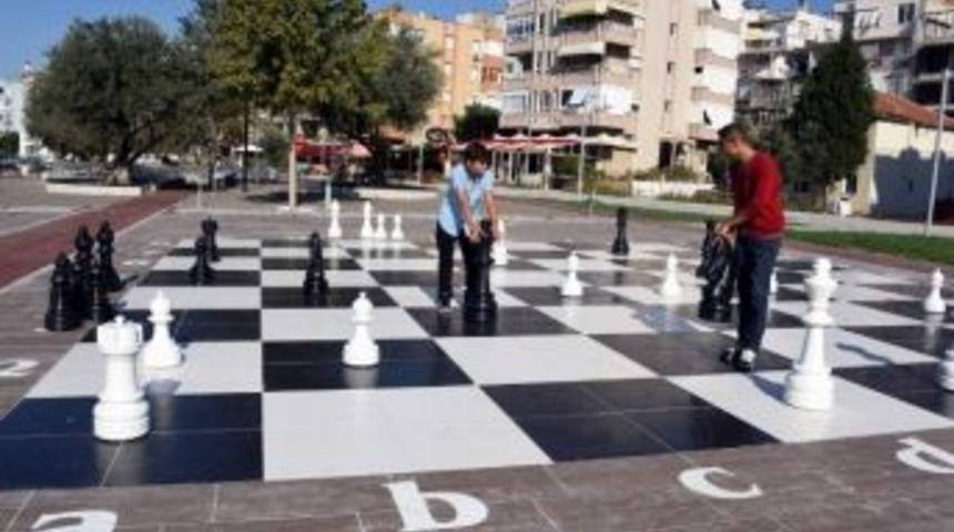 Aliağa&rsquo;ya Dev Satran&ccedil; Sahası