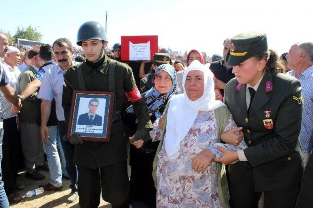 Şehit Asker Baba Ocağında Duvakla Karşılandı