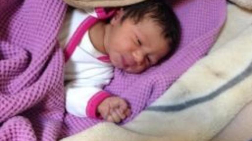 Yol Kenarına Bırakılmış Bebeği Bek&ccedil;i Fark Etti