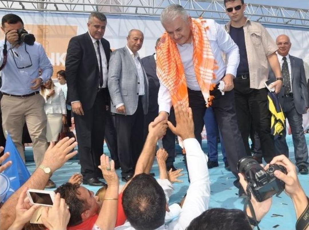 Binali Yıldırım&rsquo;a İzmir&rsquo;de Coşkulu Karşılama