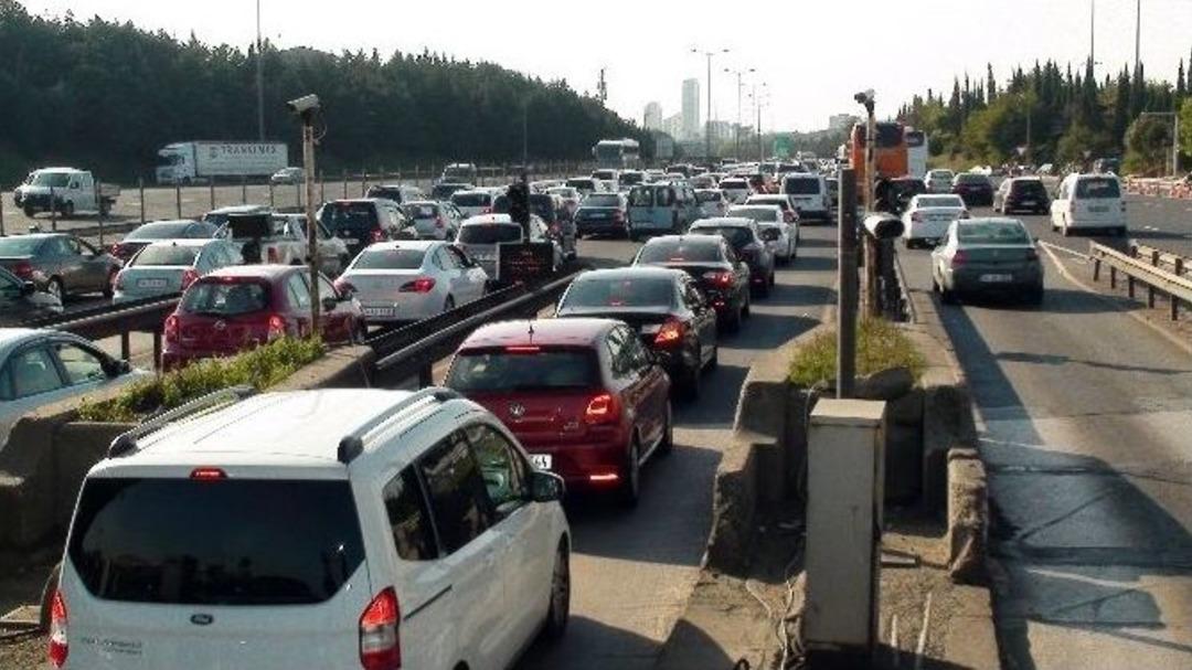 Tem Otoyolu&rsquo;nda İstanbul&rsquo;a D&ouml;n&uuml;ş &Ccedil;ilesi Başladı