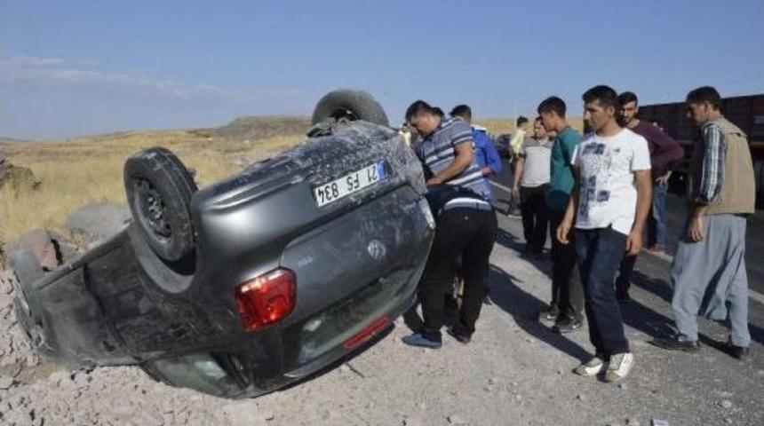 Siverek&rsquo;Te Otomobil Devrildi: 2 Yaralı