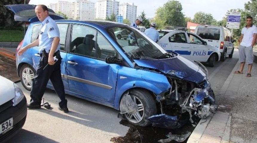 Samsun&rsquo;da İki Otomobil &Ccedil;arpıştı: 4 Yaralı