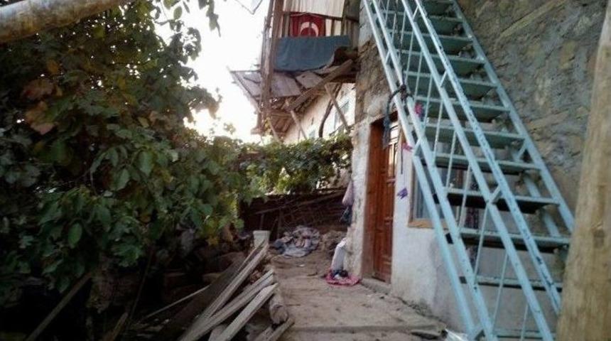 D&uuml;ğ&uuml;n Evinde Balkon &Ccedil;&ouml;kt&uuml;: 1&rsquo;i &Ccedil;ocuk 4 Yaralı