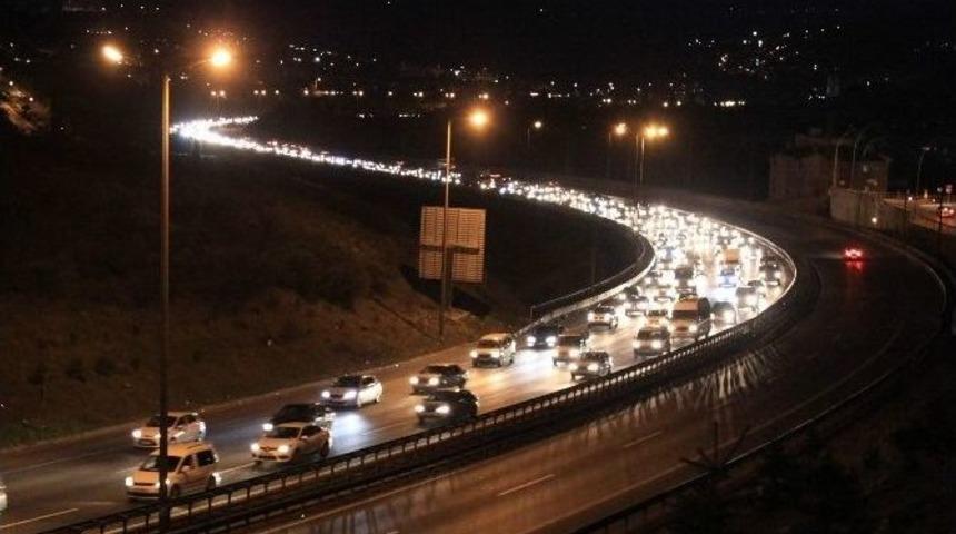 Tatilcilerin D&ouml;n&uuml;ş &Ccedil;ilesi Devam Ediyor