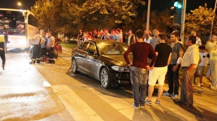 Kırmızı Işıkta Duramadı Otomobile &Ccedil;arptı:4 Yaralı